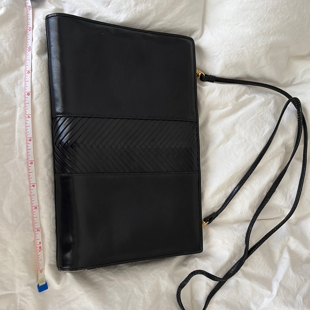 Minimalist Black Crossbody Bag with Sleek Design